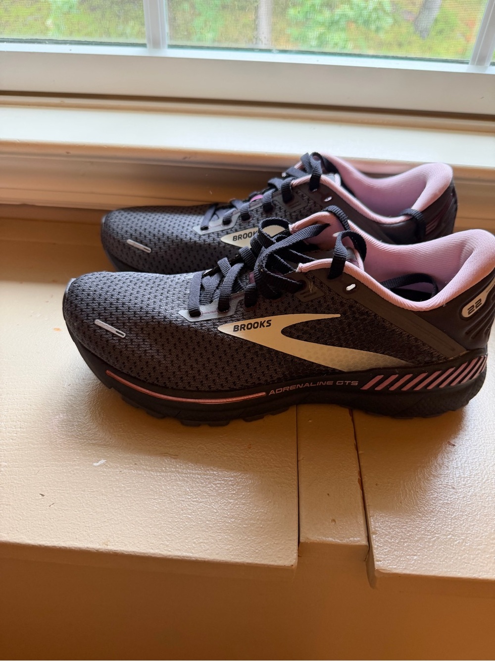 Brooks Women's Adrenaline GTS Running Shoes - Black with Pink Accents size 8.5
